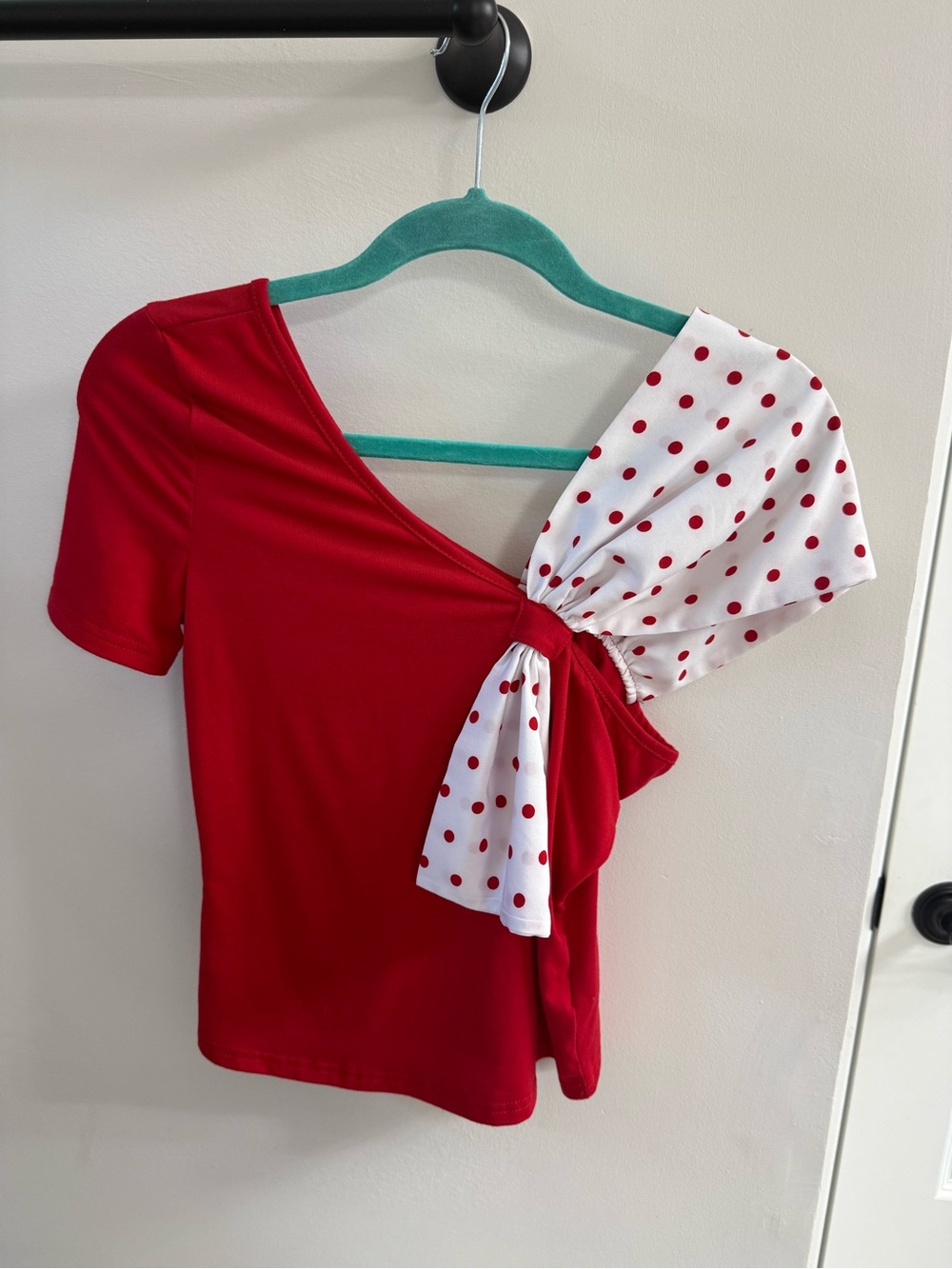 SHEIN Red Short Sleeve One-Shoulder Polka Dot Bow Top